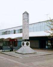 Obelisk sculpture
