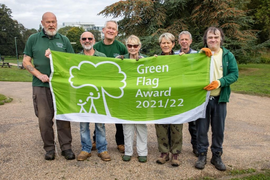 Town Park Green Flag Award Image of volunteers and council staff in the Town Park holding a flag with the wording: Green Flag Award 2021/22