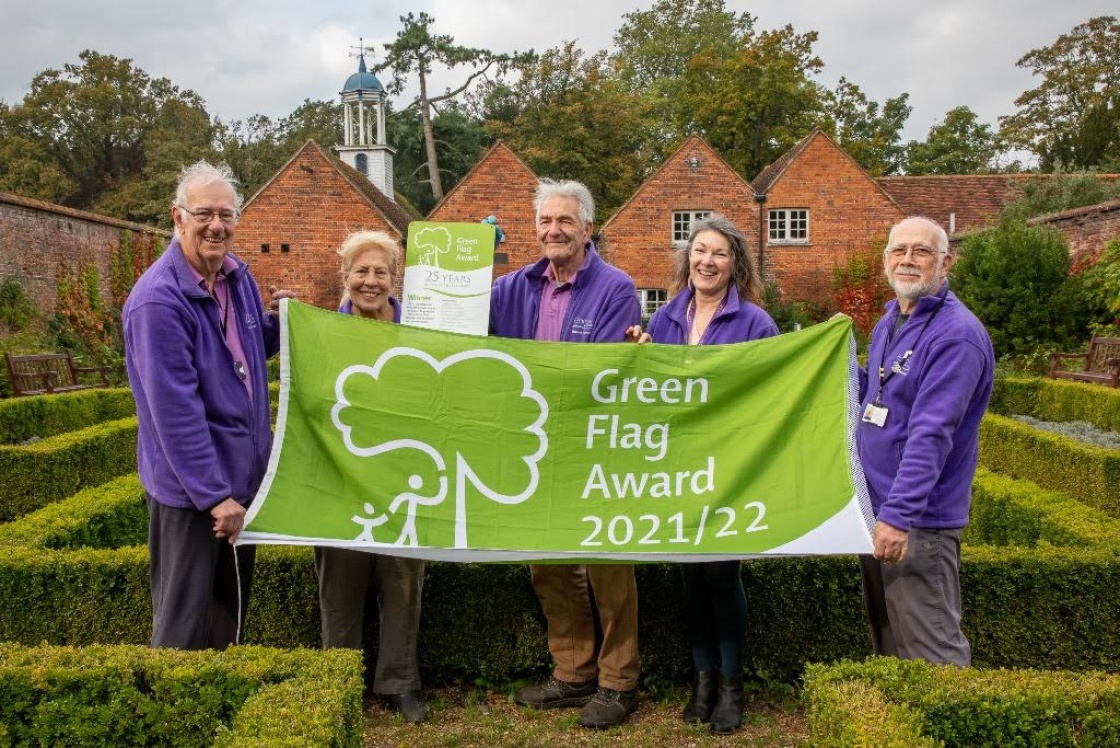 Harlow Museum & Walled Gardens Green Flag Award Image of volunteers and council staff from Harlow Museum holding a flag with the wording: Green Flag Award 2021/22