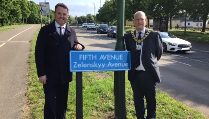 Image of Councillor Russell Perrin and Councillor Andrew Johnson with the new road sign FIFTH AVENUE Zelenskyy Avenue