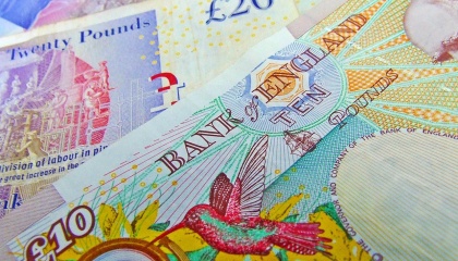 Image of £10 and £20 notes 
