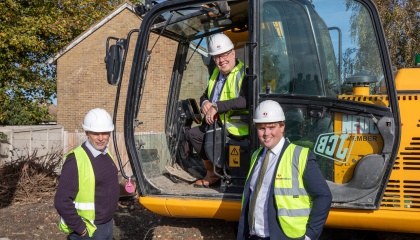 Image of Councillor Hardware and Councillor Swords at the Arkwrights housebuilding site 