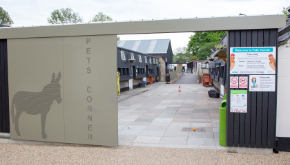 Image of the entrance of Pets’ Corner in the town park 