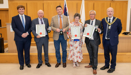 Photo of the leader of the council and chair of the council with Eddie Johnson, Mark Wilkinson and Simon Carter’s family 