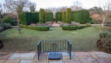 Harlow's Holocaust Memorial Garden